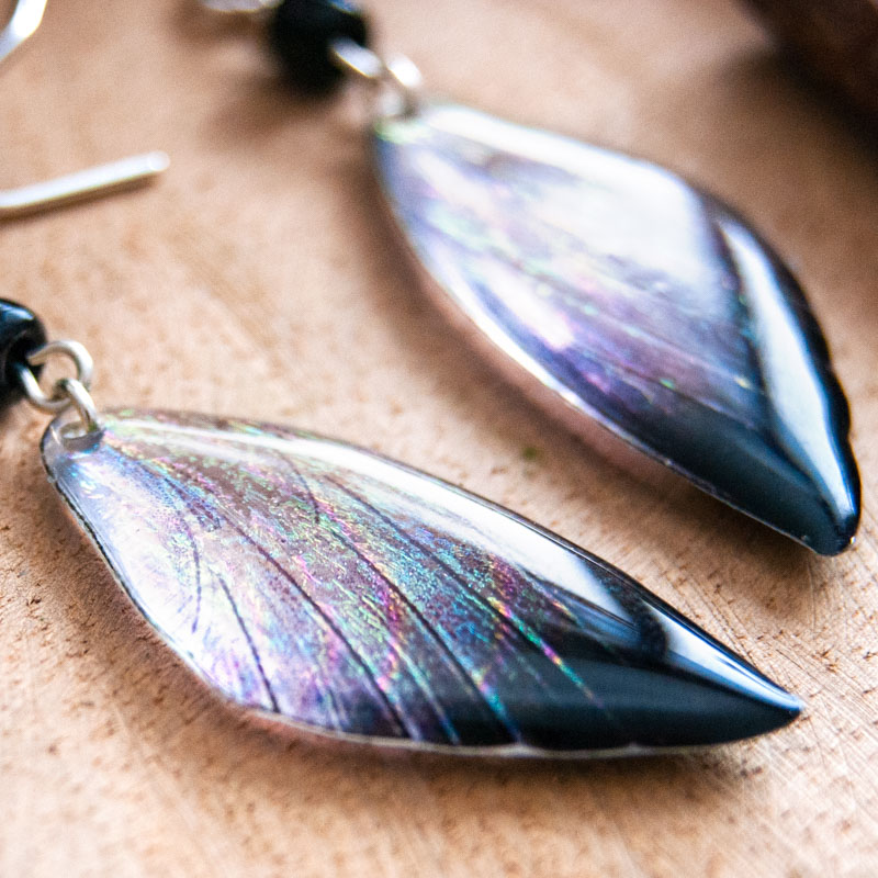 Détail des boucles Cléophée en résine aux reflets iridescents