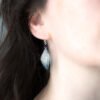 Boucles Cléophée portées, effet ailes de fée