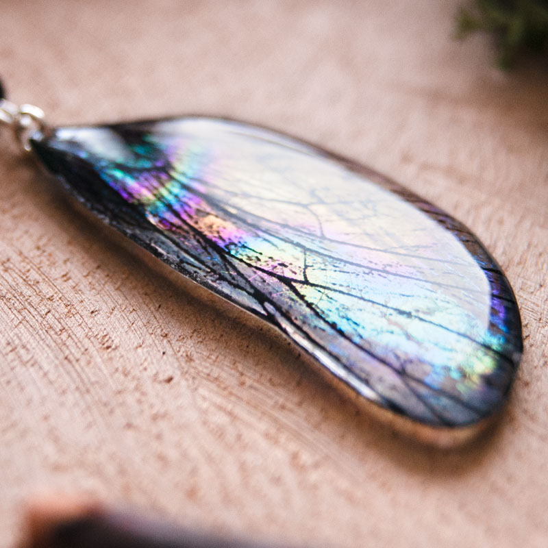 Détail du collier Aerin en résine aux reflets changeants