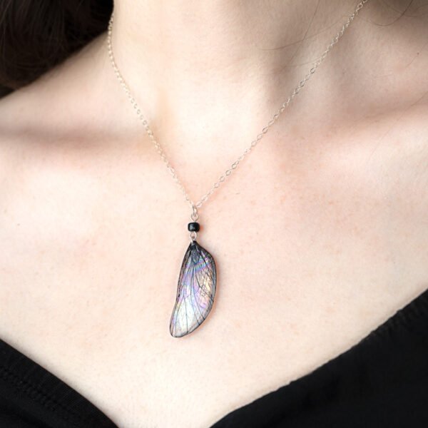 Collier Aerin porté, effet aile de fée