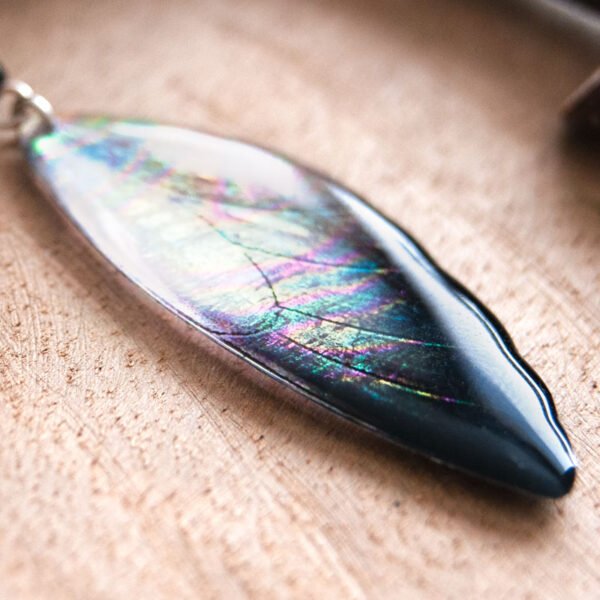 Détail du collier Cléophée en résine aux reflets changeants