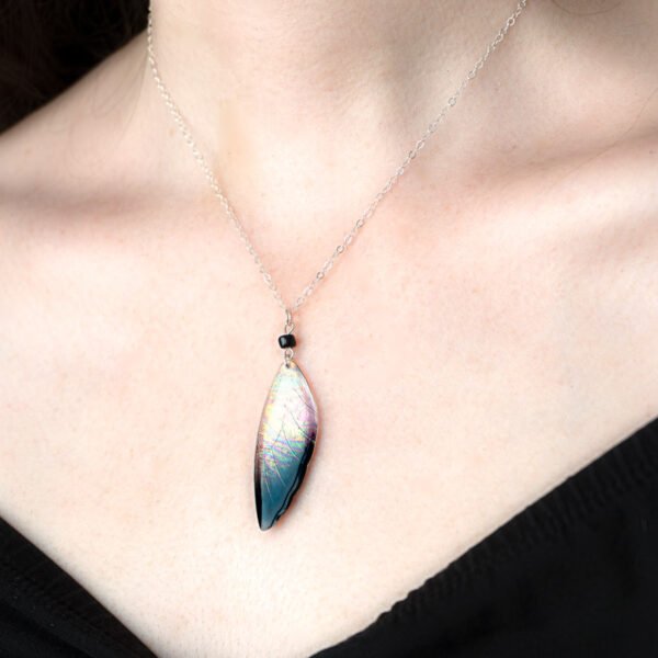 Collier Cléophée porté, effet aile de fée unique