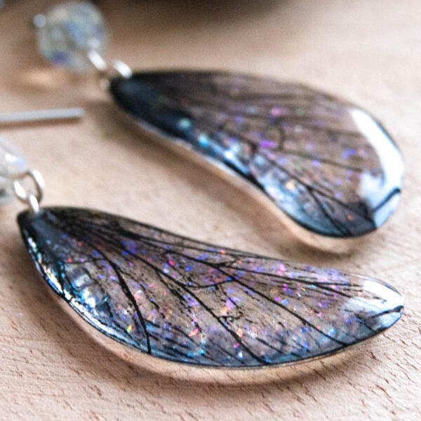 Détail iridescent des ailes de fée – boucles Aerin Aurore Boréale