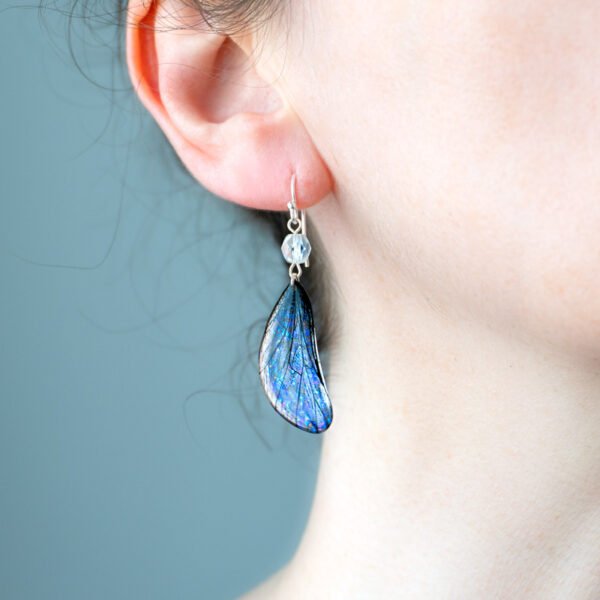 Boucle d’oreille portée - ailes de fée Aerin Aurore Boréale