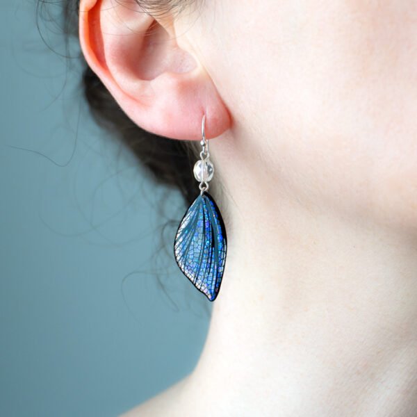 Boucle d’oreille portée – collection Eowyn Aurore Boréale