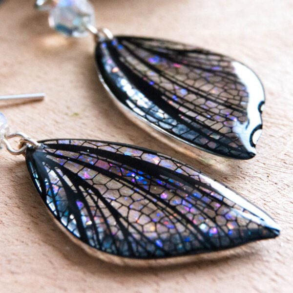 Zoom sur les ailes de fée iridescentes – boucles Eowyn Aurore Boréale