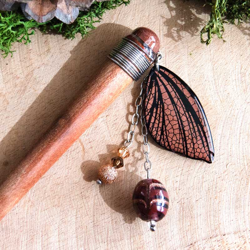 Pic à cheveux Eowyn 1 Pic à cheveux Eowyn 1 avec aile de fée en résine bronze