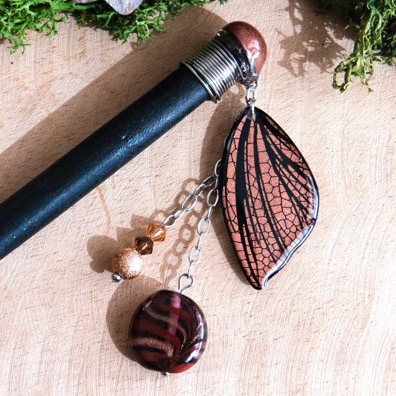 Pic à cheveux artisanal Eowyn 2 avec aile de fée en résine bronze