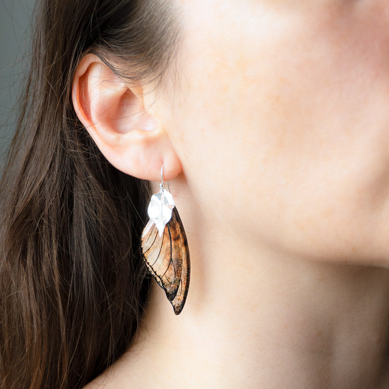 Boucles Équinoxe portées, fabriquées avec des ailes de fée