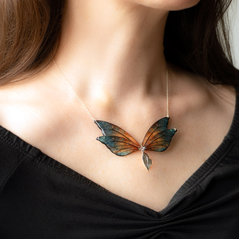 Collier Feu Follet porté, avec reflets bleus et orangés