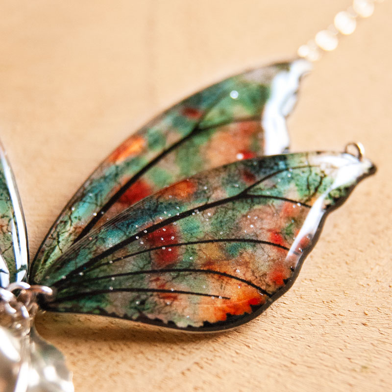Gros plan sur les ailes du collier Floraison d’Automne