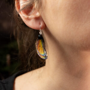 boucles d’oreilles ailes de fée holographiques Aerin portées