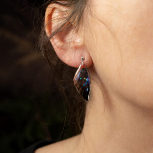 boucles d’oreilles ailes de fée holographiques Cléophée portées clous