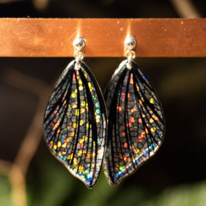 boucles d’oreilles ailes de fée holographiques Eowyn portées clous