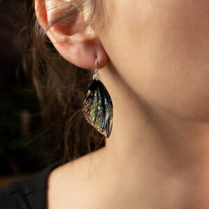 boucles d’oreilles ailes de fée holographiques Eowyn portées