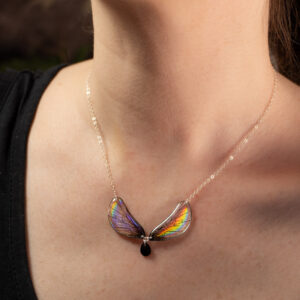 collier ailes de fée holographiques Aerin porté