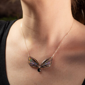 collier ailes de fée holographiques Eowyn porté