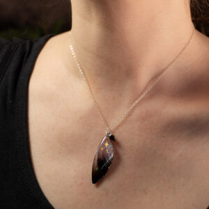 pendentif aile de fée holographique Cléophée porté