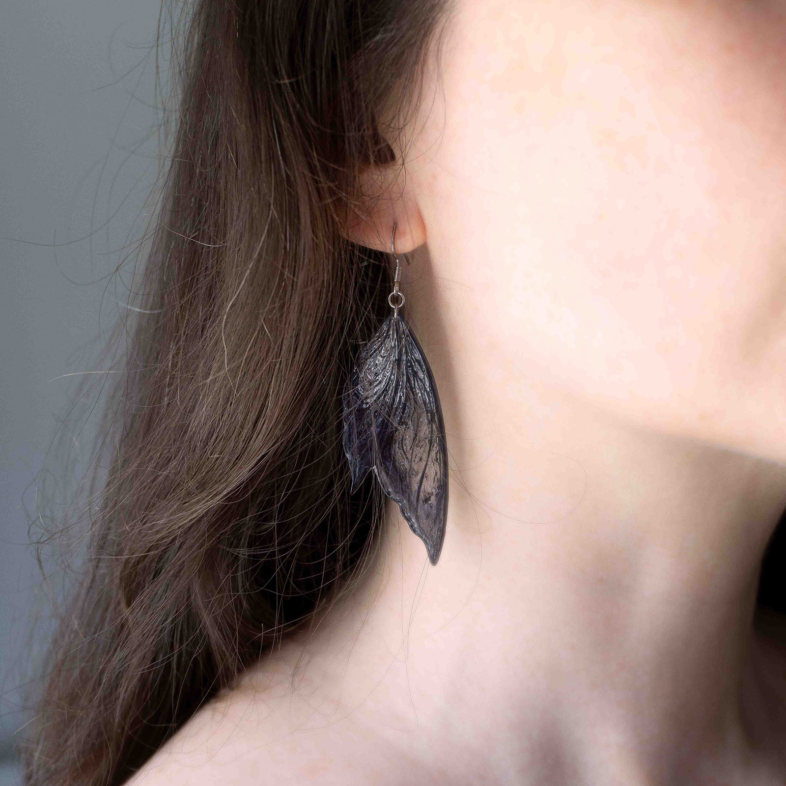 Boucles d’oreilles Prestige Viviane bleu nuit portées Boucles d’oreilles Prestige Viviane bleu nuit portées, Les Secrets de Brocéliande