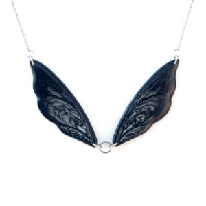 Collier Elégance Viviane bleu nuit sur fond blanc, Les Secrets de Brocéliande