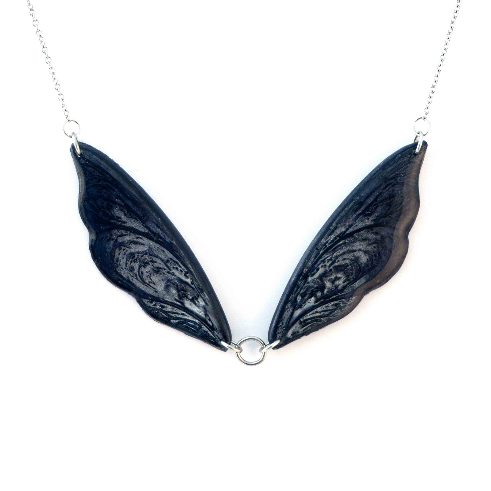 Collier Elégance Viviane bleu nuit sur fond blanc, Les Secrets de Brocéliande