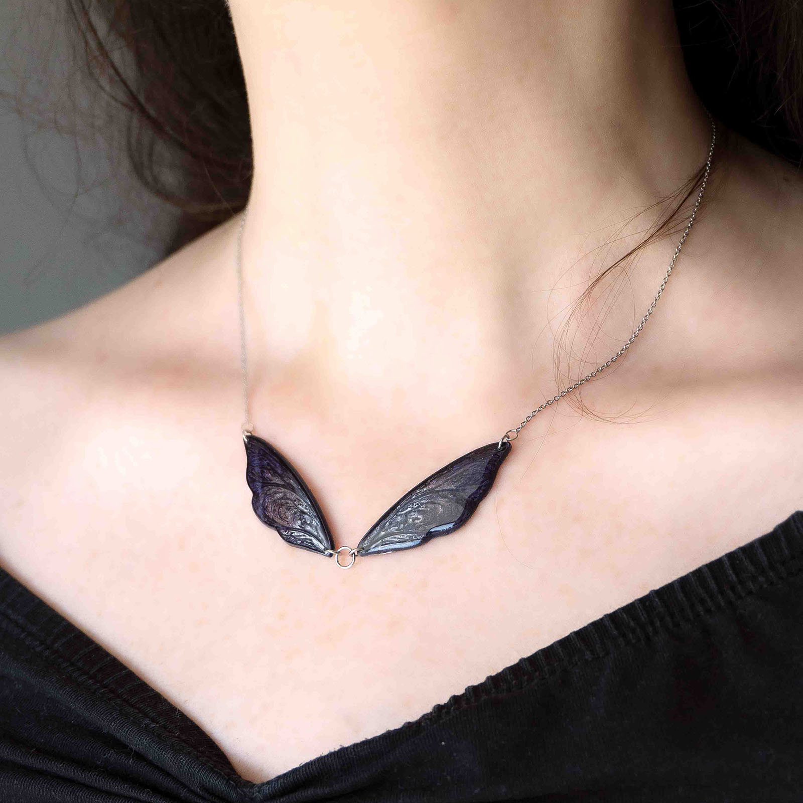 Collier Elégance Viviane bleu nuit porté, Les Secrets de Brocéliande