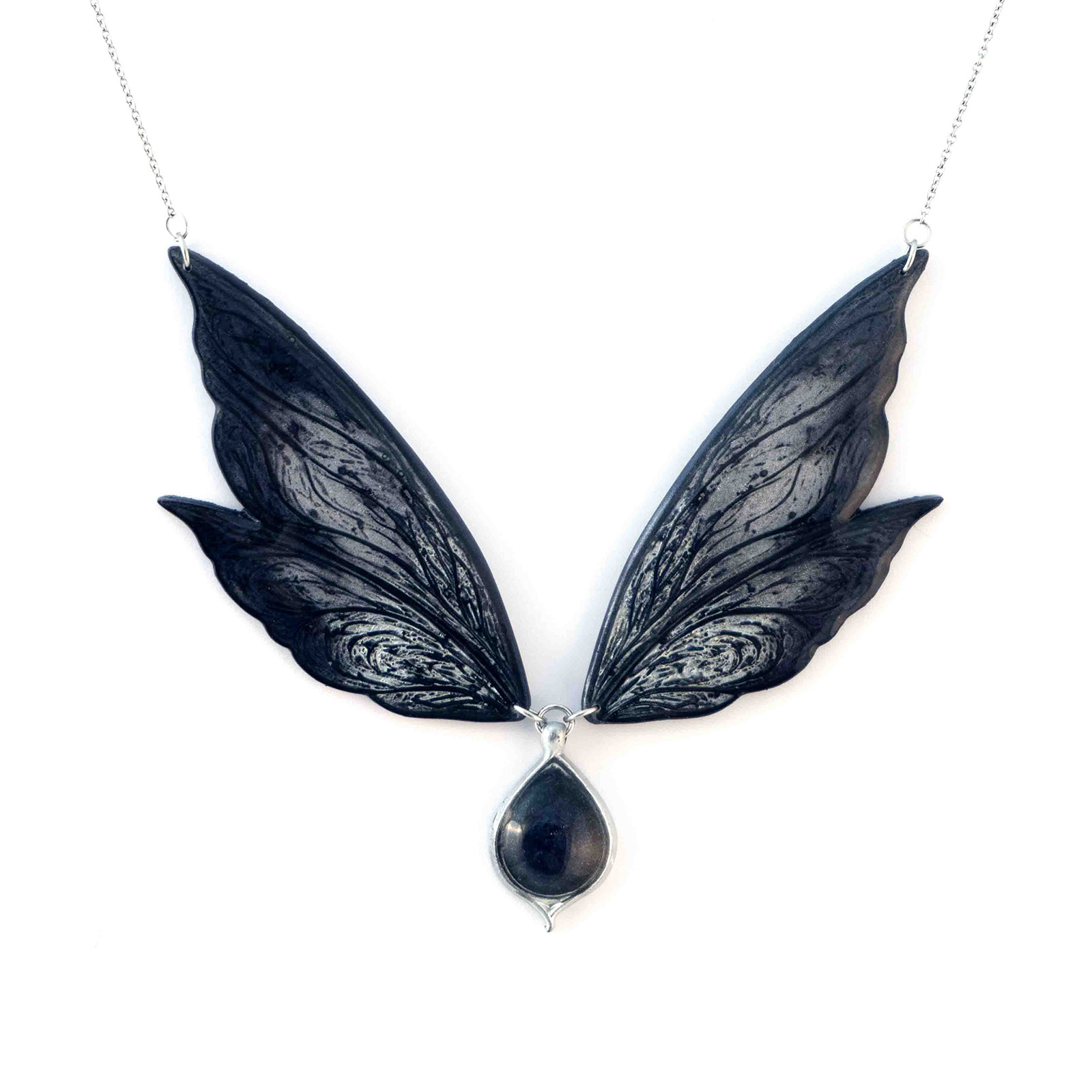 Collier Prestige Viviane bleu nuit sur fond blanc, Les Secrets de Brocéliande