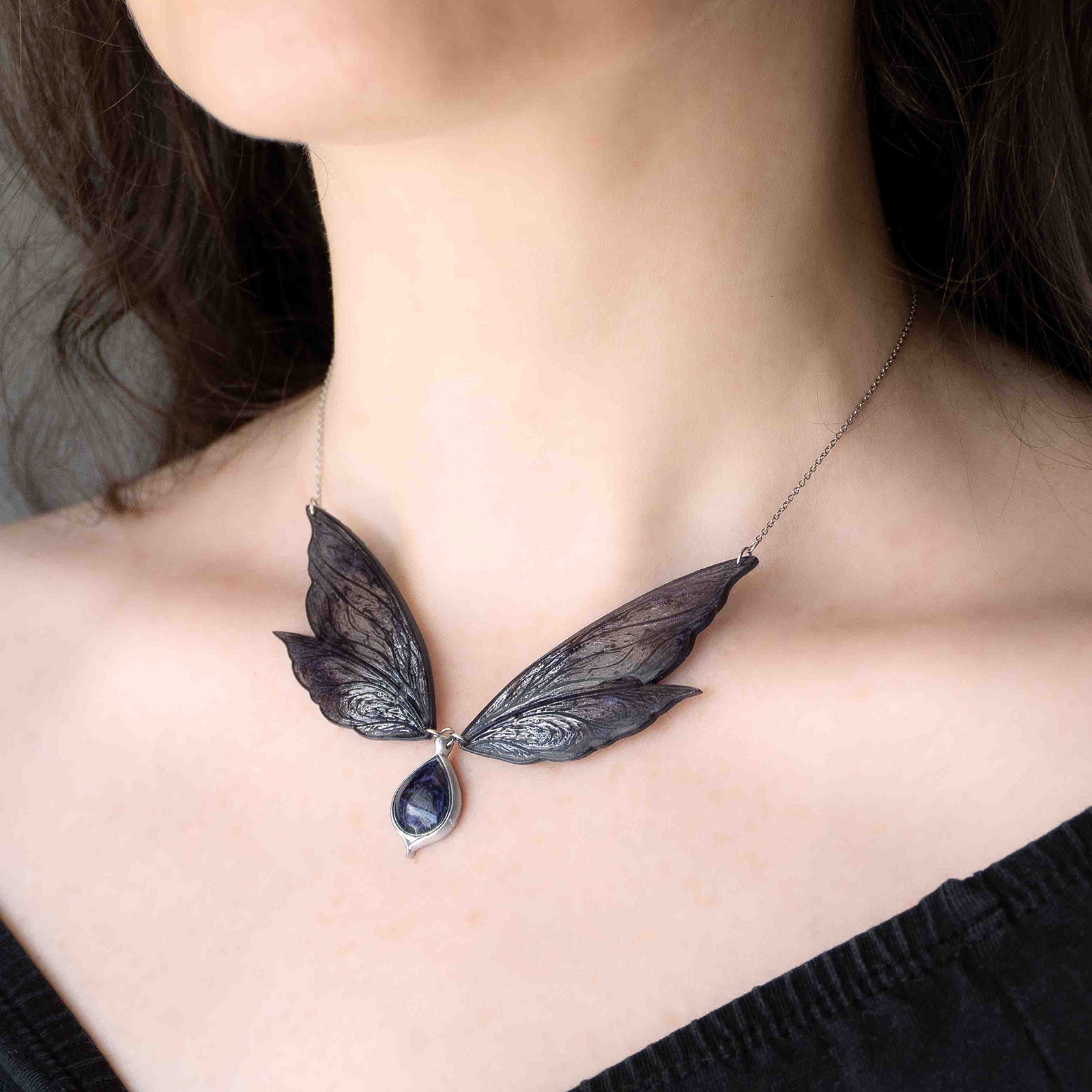 Collier Prestige Viviane bleu nuit porté, Les Secrets de Brocéliande