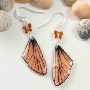 Boucles d’oreilles féeriques aux ailes mordorées, aux reflets cuivre et verts, avec perles papillon ambrées
