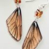 Boucles d’oreilles féeriques aux ailes mordorées, aux reflets cuivre et verts, avec perles papillon ambrées