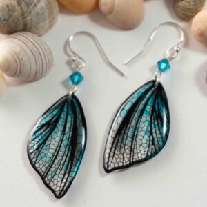 Boucles d’oreilles féeriques aux ailes translucides turquoise et noires avec perles assorties