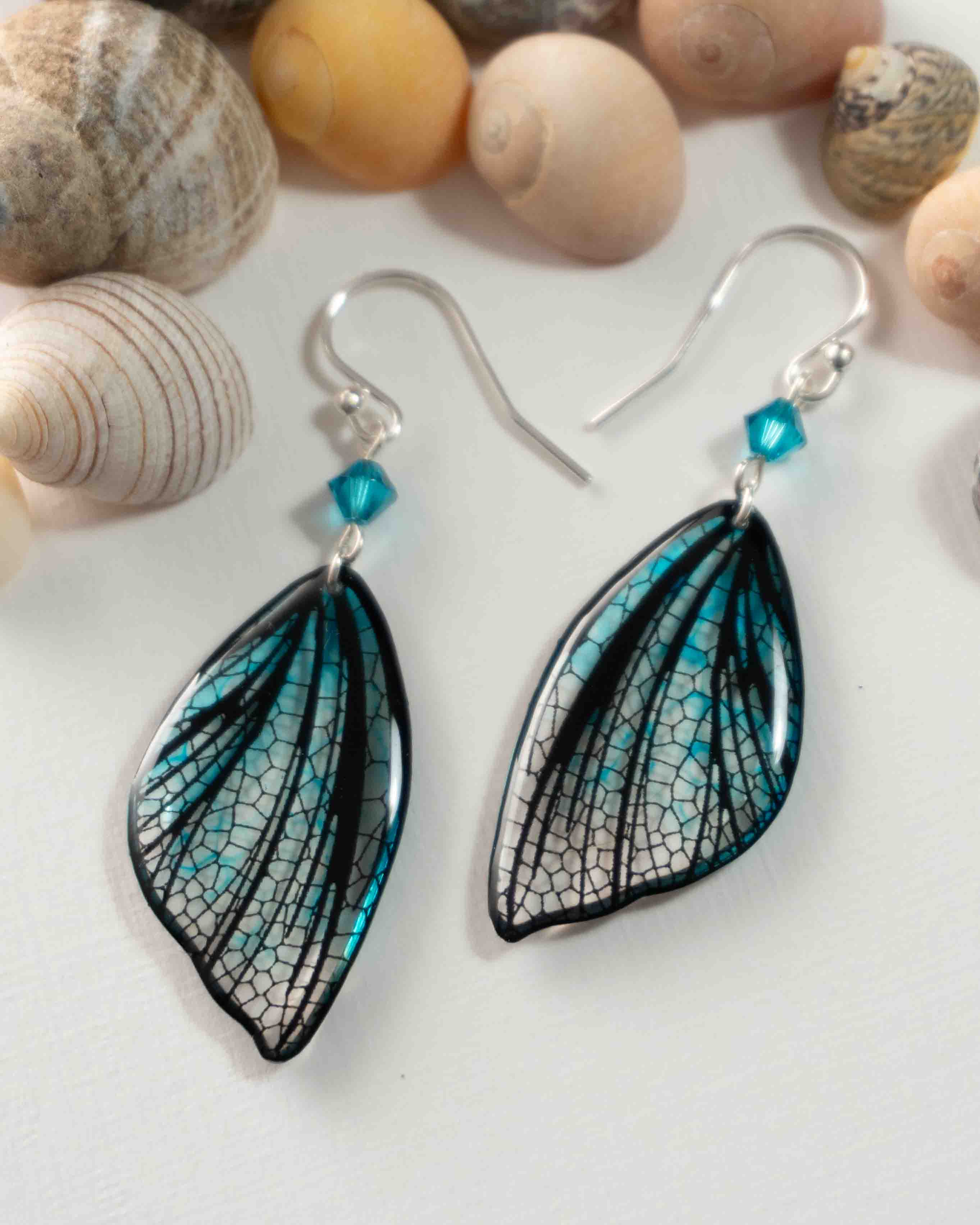 Boucles d’oreilles féeriques aux ailes translucides turquoise et noires avec perles assorties