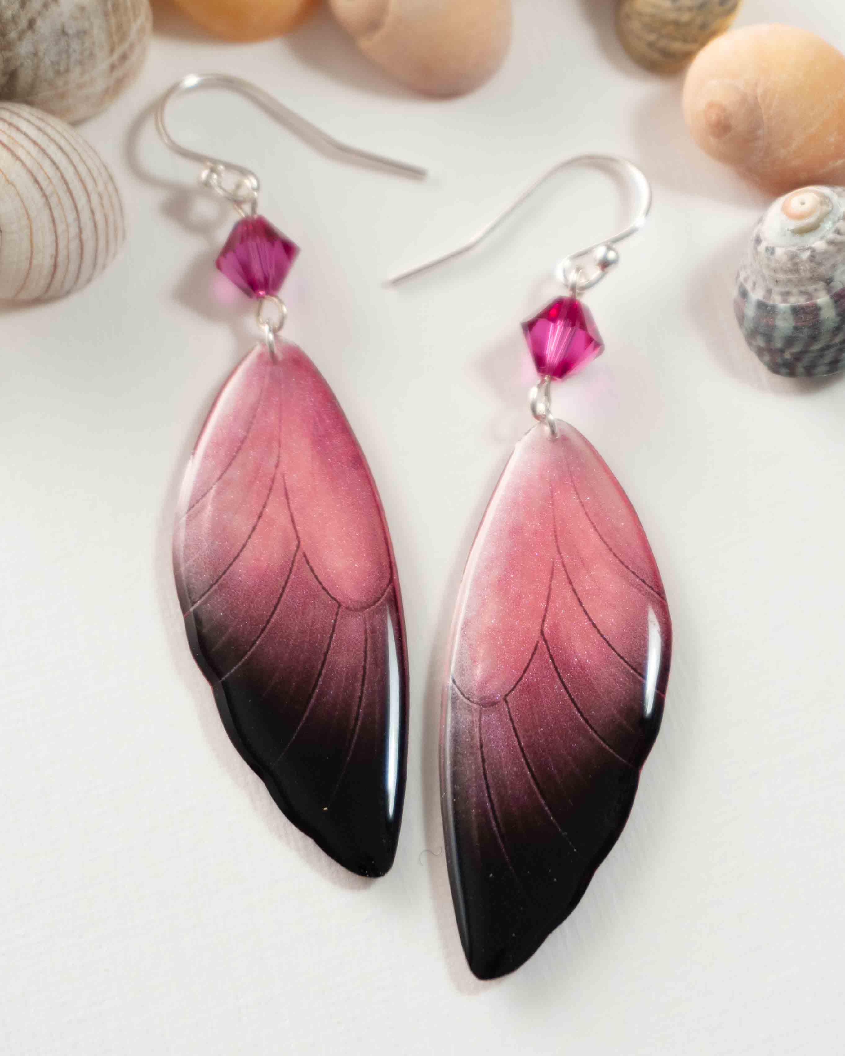Boucles d’oreilles féeriques aux ailes roses dégradées vers le noir avec perles fuchsia