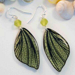 Boucles d’oreilles féeriques Eowyn aux ailes vertes et noires avec perles vert tendre