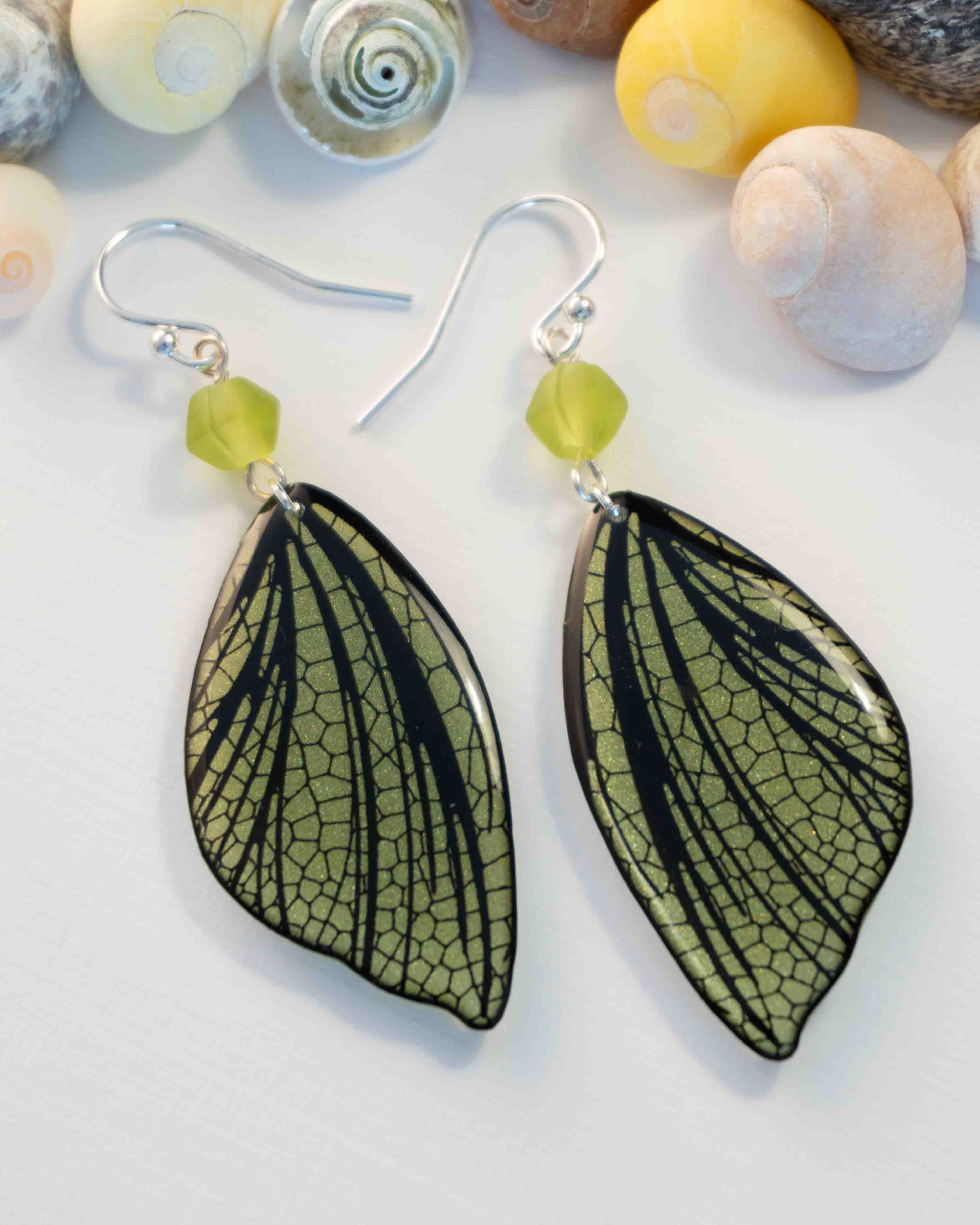 Boucles d’oreilles féeriques Eowyn aux ailes vertes et noires avec perles vert tendre