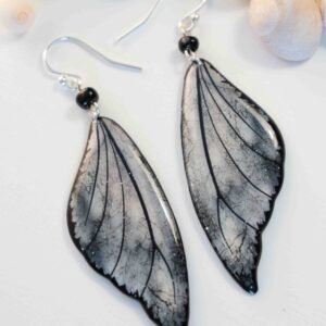 Boucles d’oreilles féeriques Sylmeria aux ailes grises, argentées et noires avec perles noires
