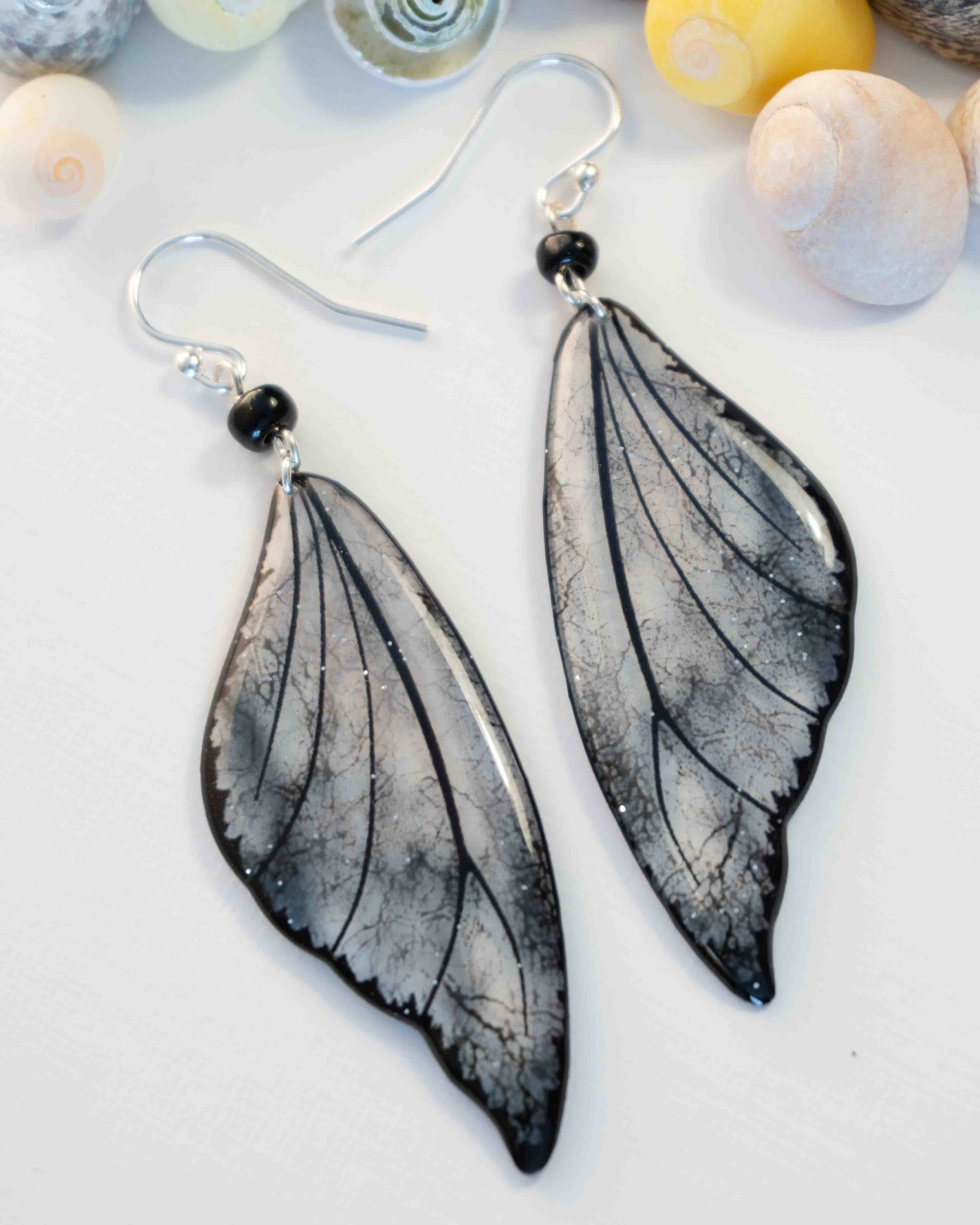 17 Boucles d’oreilles féeriques Sylmeria aux ailes grises, argentées et noires avec perles noires