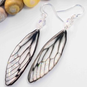 Boucles d’oreilles féeriques Rhoswen aux ailes blanches translucides pailletées avec perles aurore boréale