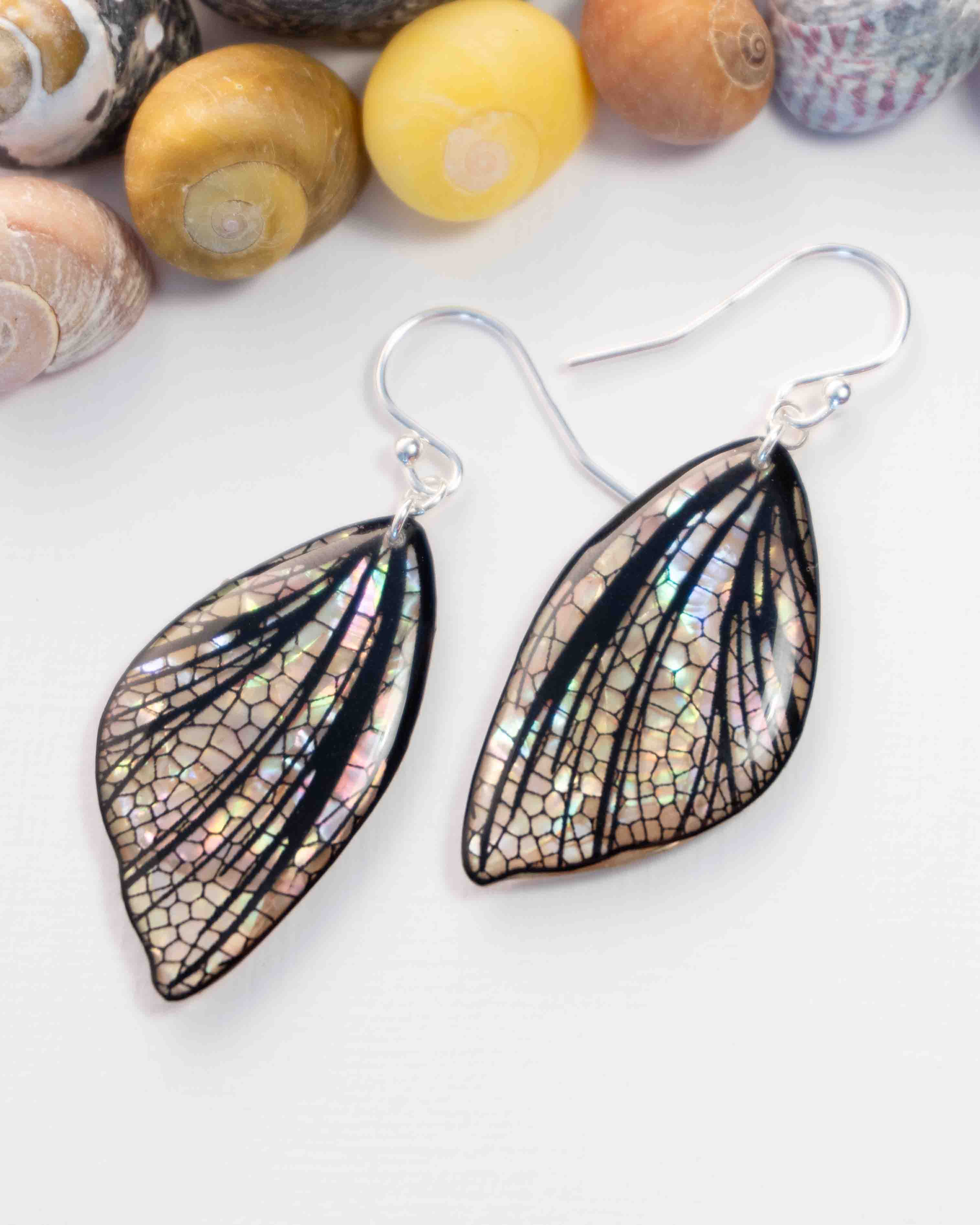 Boucles d’oreilles féeriques Eowyn aux ailes noires ornées de véritables copeaux de nacre irisée