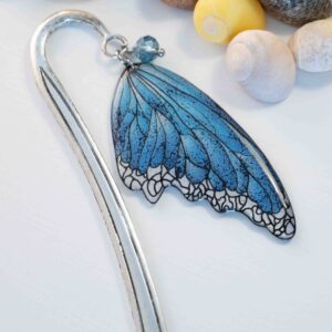 Marque-page féerique Lioraëlys avec grande aile bleue en résine et perle en verre