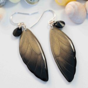 Boucles d’oreilles féeriques Cléophée aux ailes dorées dégradées vers le noir avec perles noires
