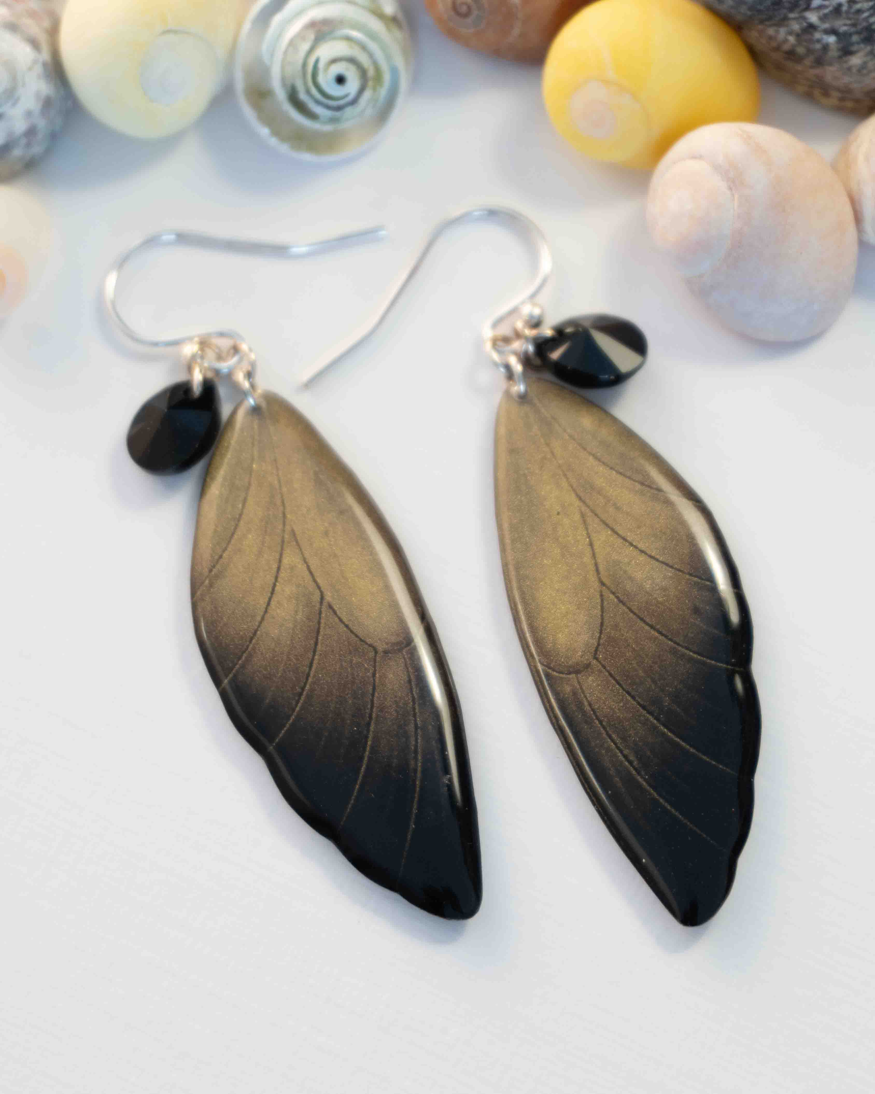21 Boucles d’oreilles féeriques Cléophée aux ailes dorées dégradées vers le noir avec perles noires