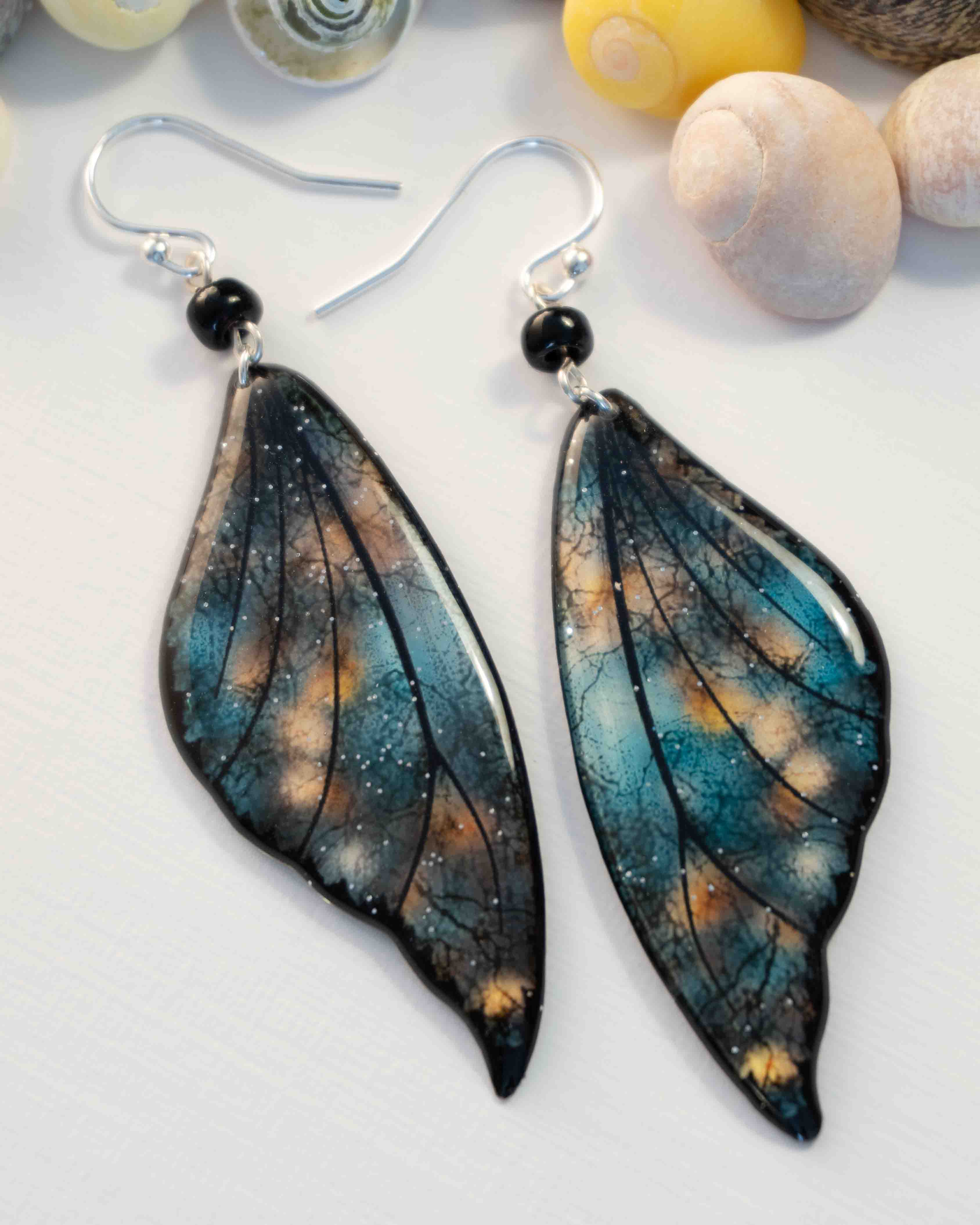 Boucles d’oreilles féeriques Sylmeria aux ailes bleu canard, noires et cuivrées avec perles noires