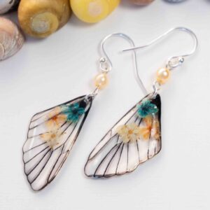 Boucles d’oreilles féeriques Rhoswen aux ailes translucides ornées de petites fleurs séchées