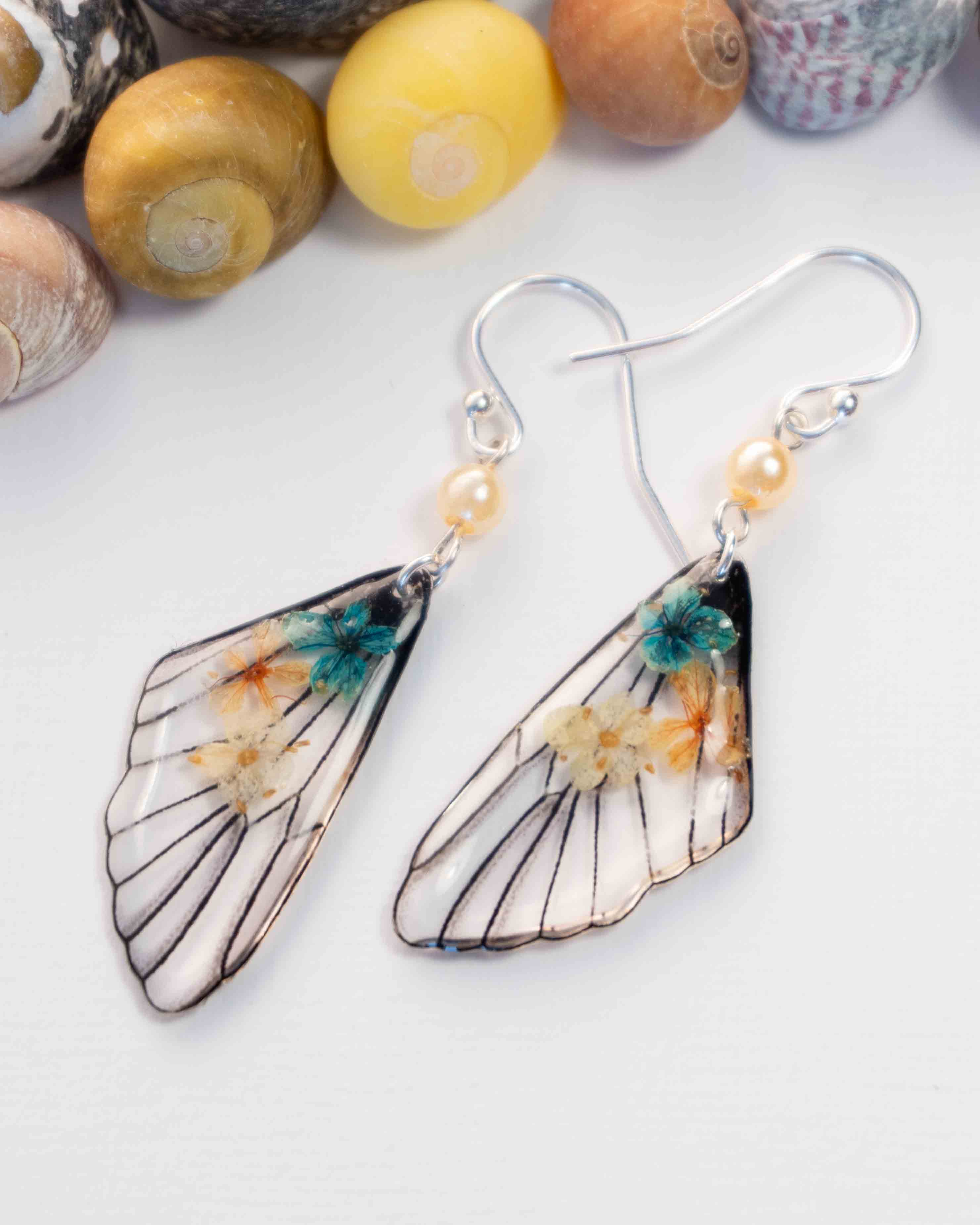 Boucles d’oreilles féeriques Rhoswen aux ailes translucides ornées de petites fleurs séchées