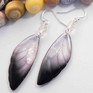 Boucles d’oreilles féeriques Cléophée aux ailes blanches et noires ornées de paillettes aurore boréale