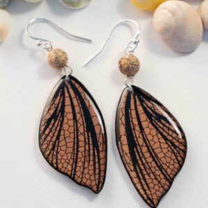 Boucles d’oreilles féeriques Eowyn aux ailes cuivrées et noires avec perles dorées