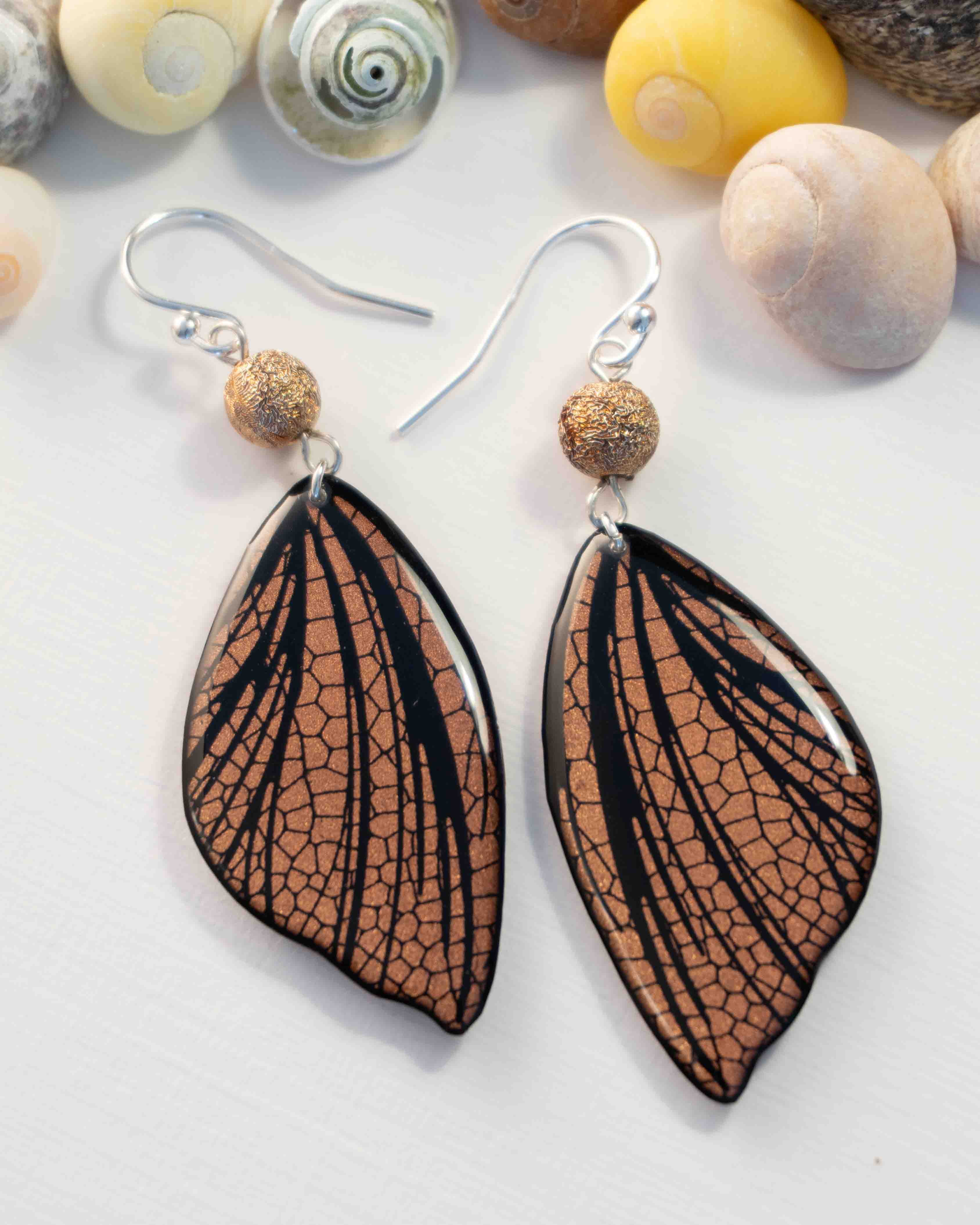 28 Boucles d’oreilles féeriques Eowyn aux ailes cuivrées et noires avec perles dorées