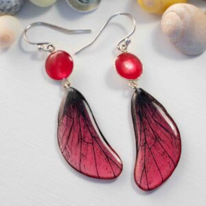 Boucles d’oreilles féeriques Aerin aux ailes roses avec cabochons ronds assortis