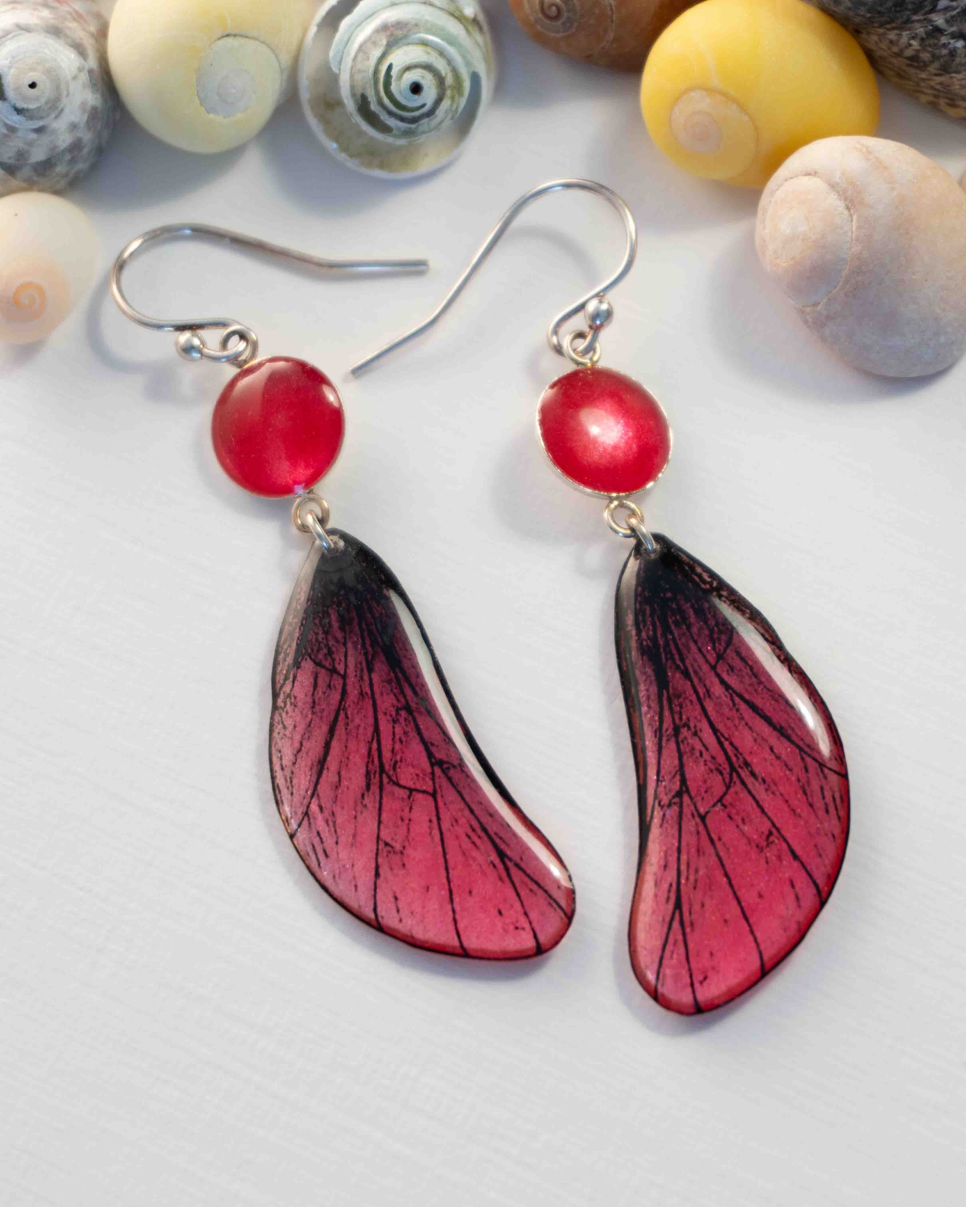 29 Boucles d’oreilles féeriques Aerin aux ailes roses avec cabochons ronds assortis